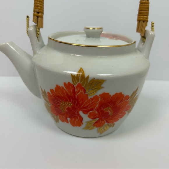Otagiri Peony Teapot red & gold on white porcelain with bamboo rattan handle - Picture 2 of 10